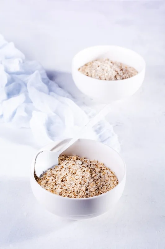 Surowe płatki owsiane w białej misce