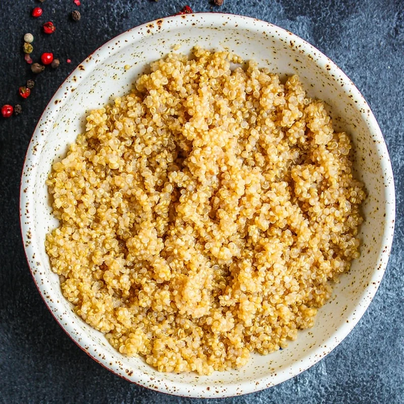 Gotowana komosa ryżowa i owsianka zbożowa