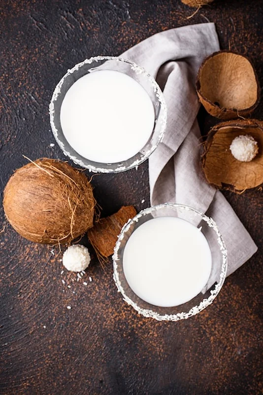Koktajl alkoholowy z mlekiem kokosowym: martini lub Margarita