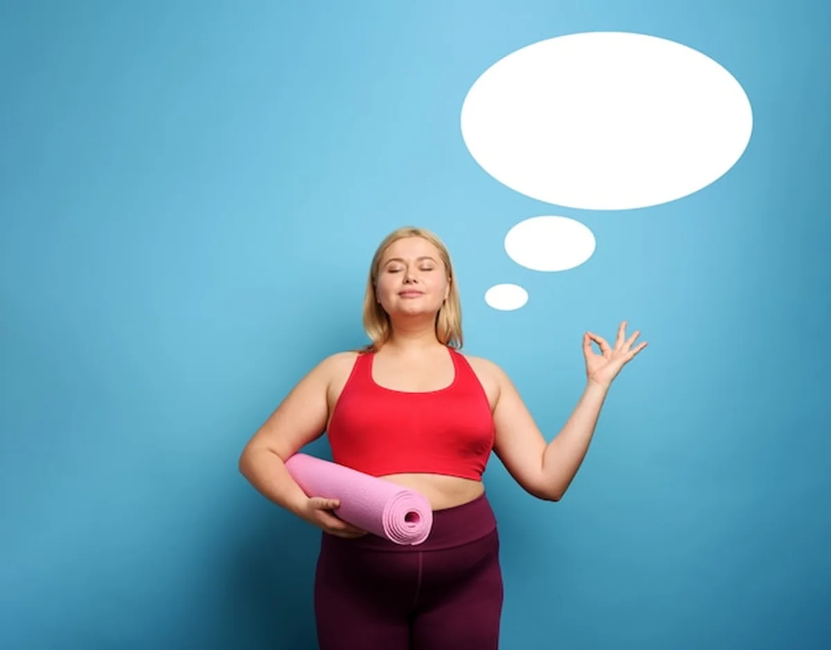 Gruba dziewczyna ćwiczy w domu