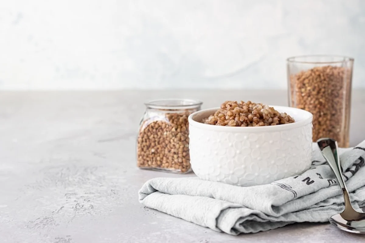 Miska z kaszą gryczaną i ziarnami gryki w szklankach