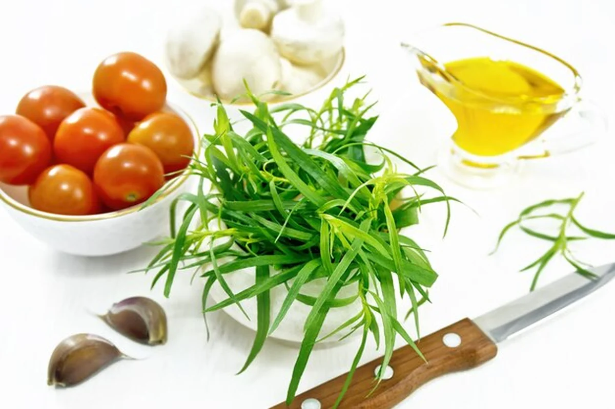 Estragon w moździerzu na drewnianym stole