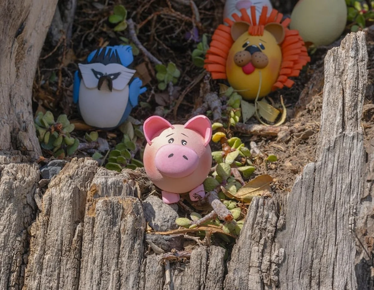 Dzieci bawiące się polowaniem na jaja wielkanocne w parku