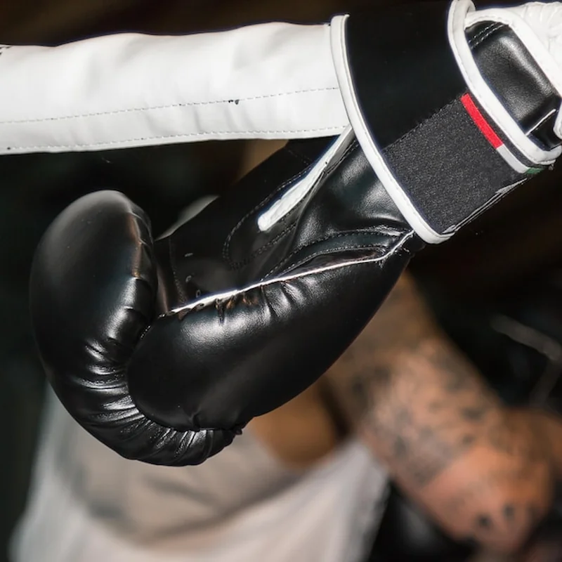 Zbliżenie czarnej rękawiczki bokserskiej