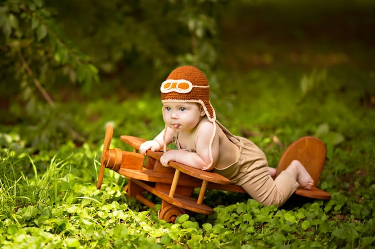 Szczęśliwy mały chłopiec latający samolotem w przyrodzie