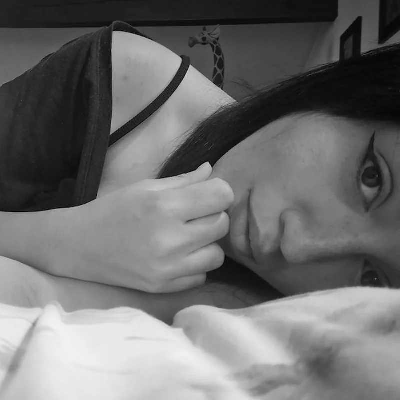 Kobieta leżąca na łóżku