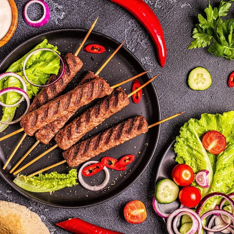 Tradycyjny kebab z warzywami i chlebkiem pita