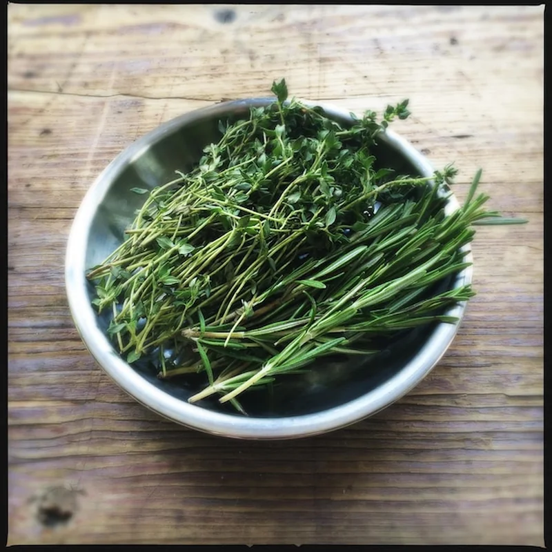 Zbliżenie ziół w misce na drewnianym stole