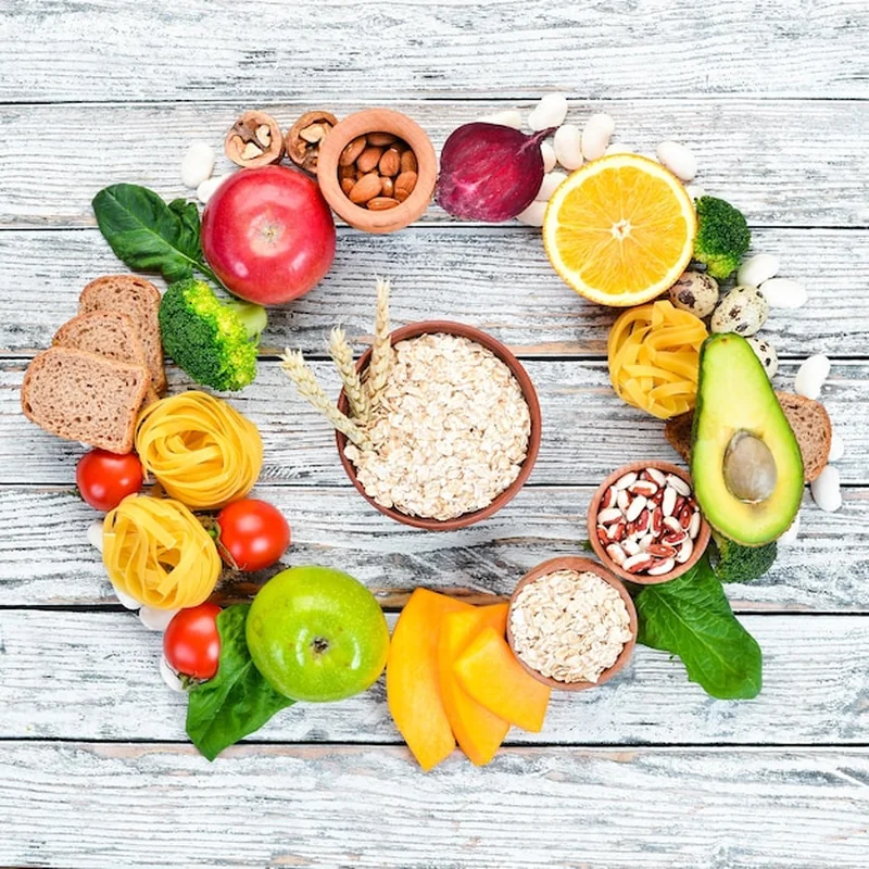 Zdrowa żywność na białym tle: chleb, makaron, awokado, brokuły, fasola, szpinak