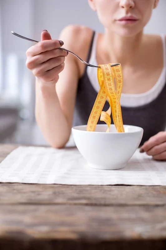 Kobieta z depresją i niedowagą z obsesją na punkcie diety