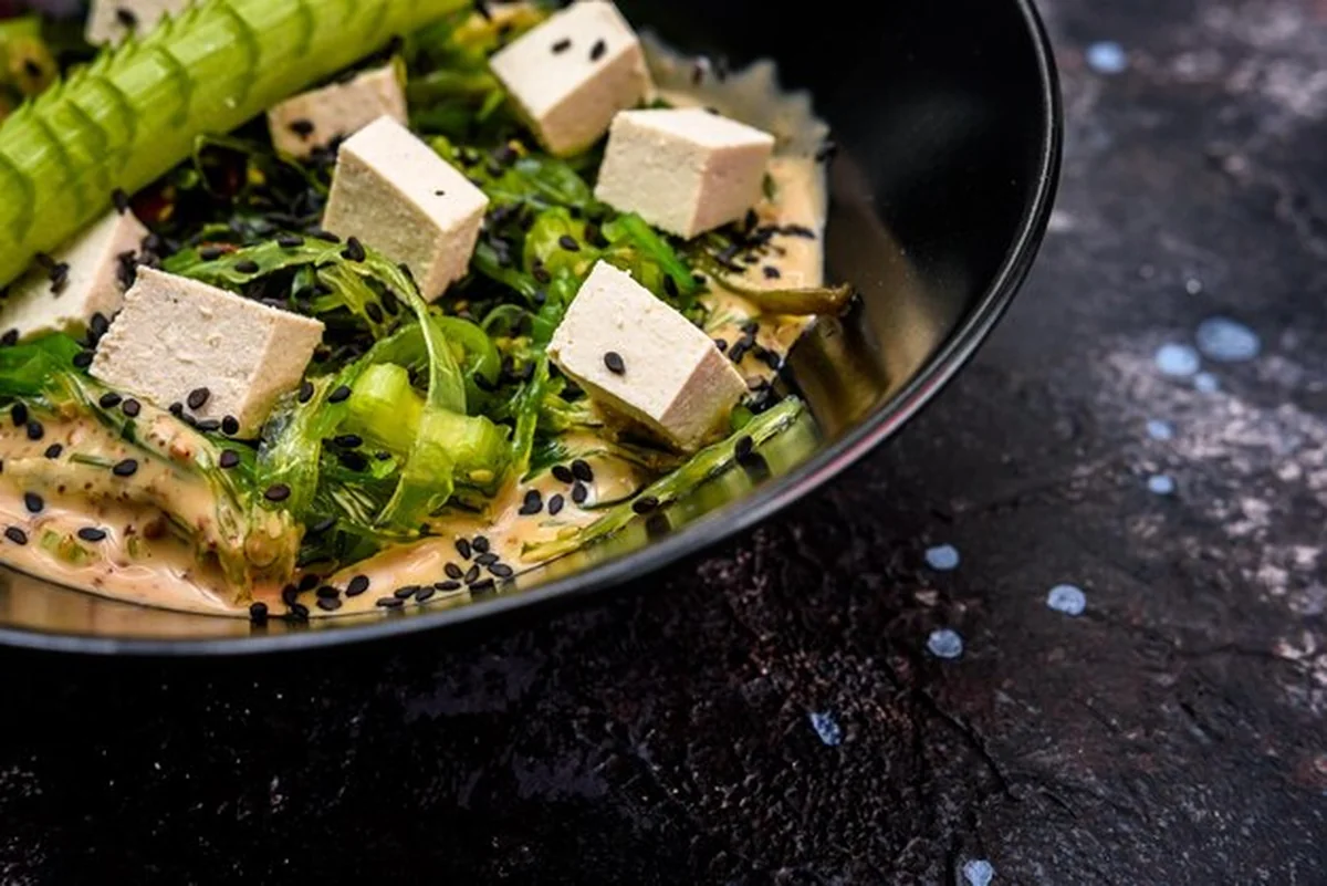 Sałatka wegańska z tofu, wodorostami i ogórkiem