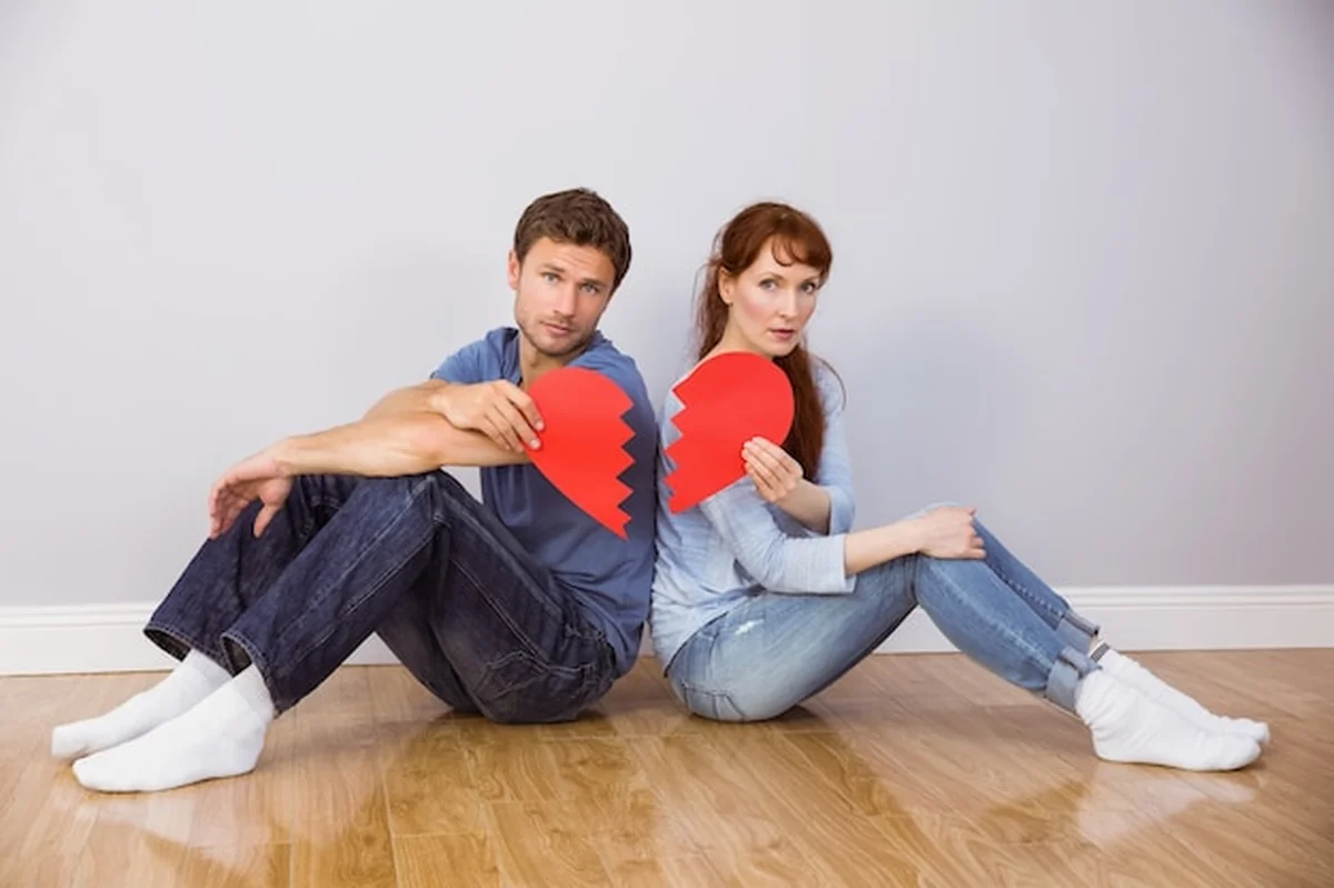 Para trzyma złamane serce