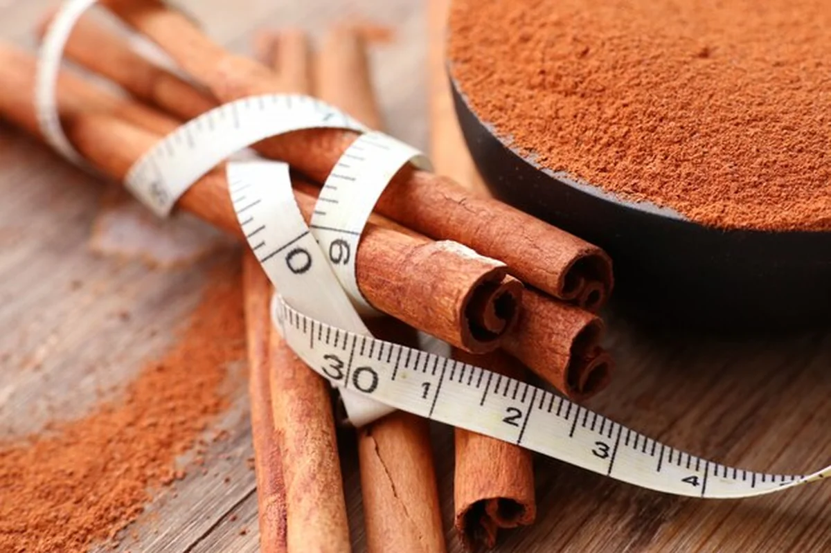 Proszek cynamonu i kij