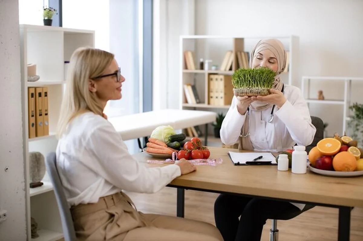 Dietetyk rozmawia z pacjentem o zdrowej diecie