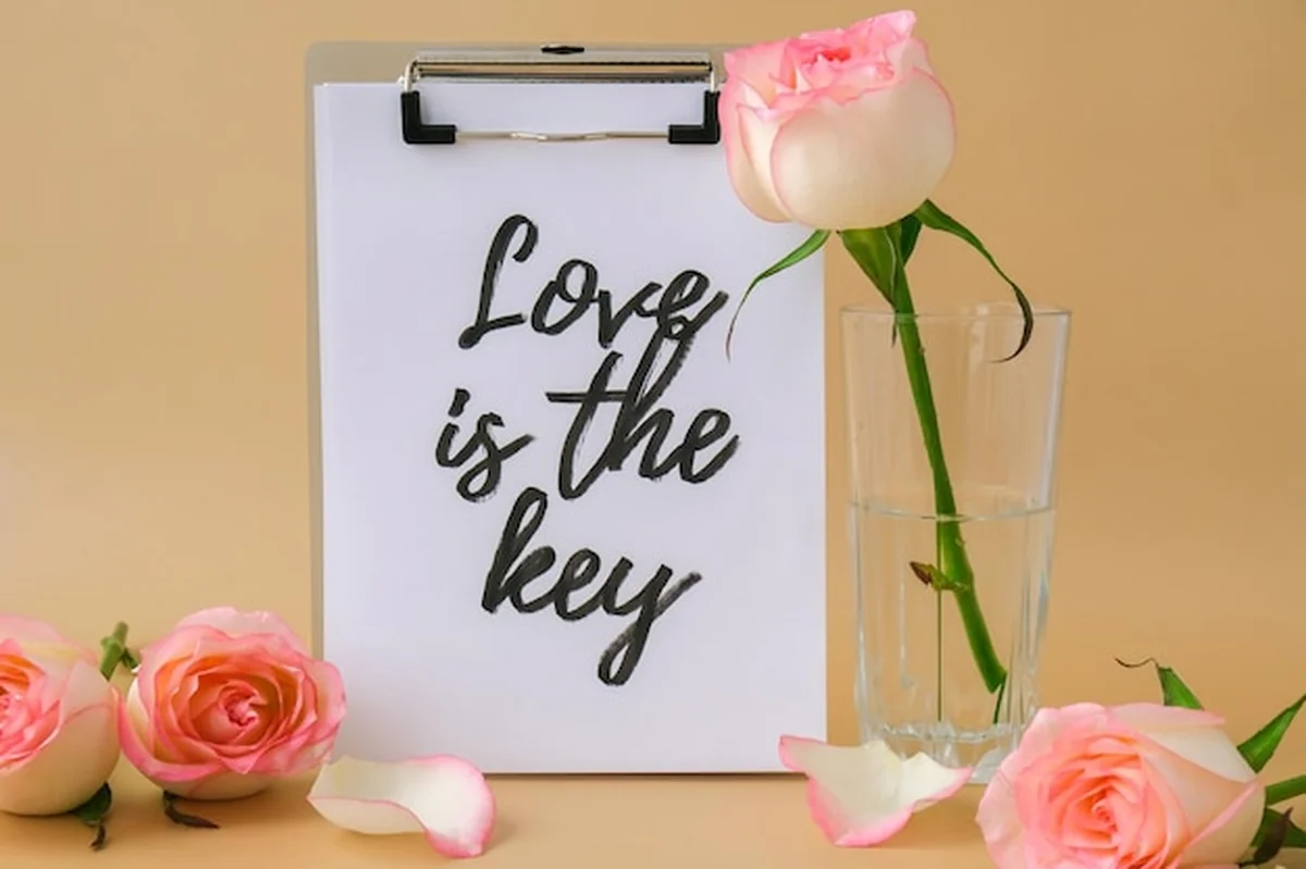 Miłość na kartce z różami na beżowym tle