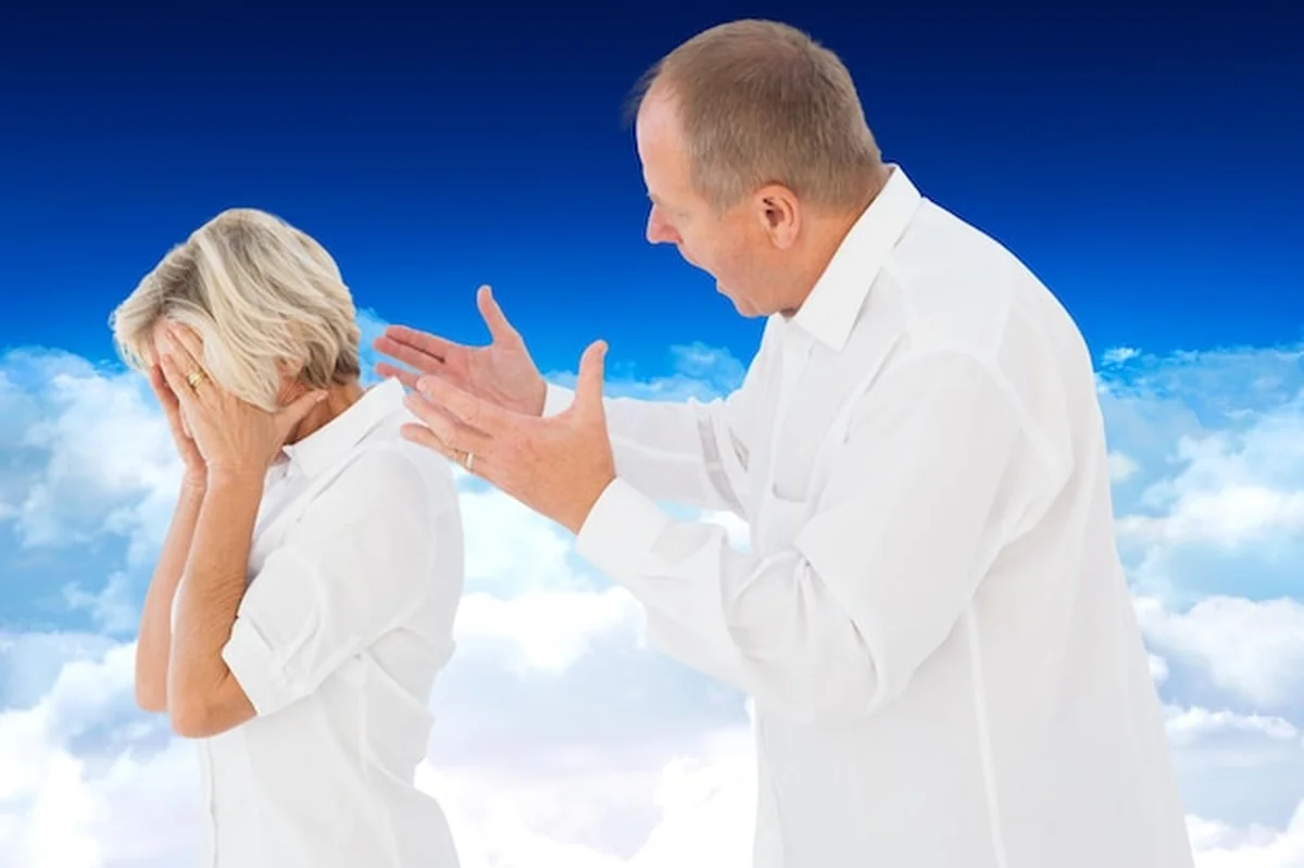 Zły człowiek krzyczy na partnera pod jasnym niebem nad chmurami