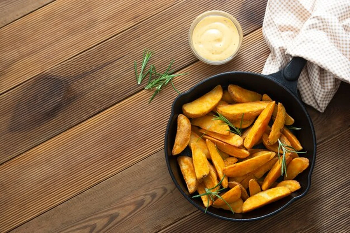 Pieczony ziemniak na drewnianym stole