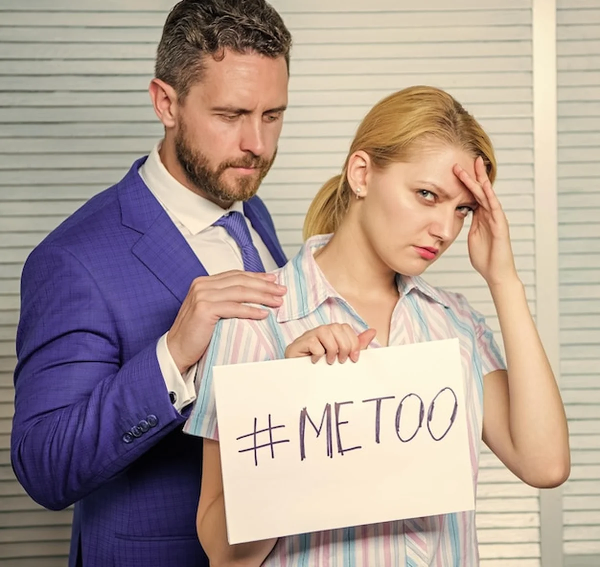 Kobieta trzymająca plakat 