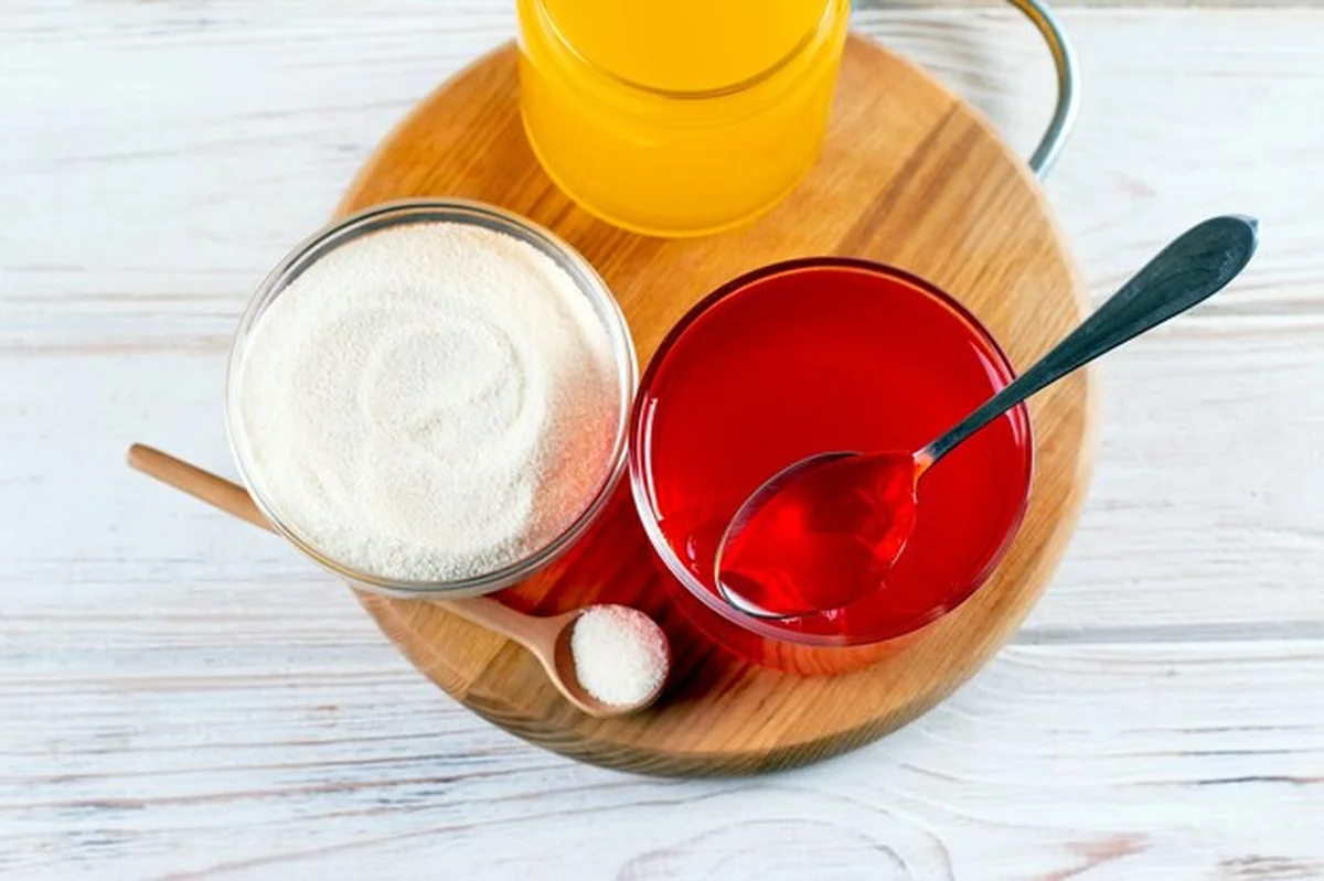 Proszek kolagenowy i kolorowa żelatyna na jasnym tle