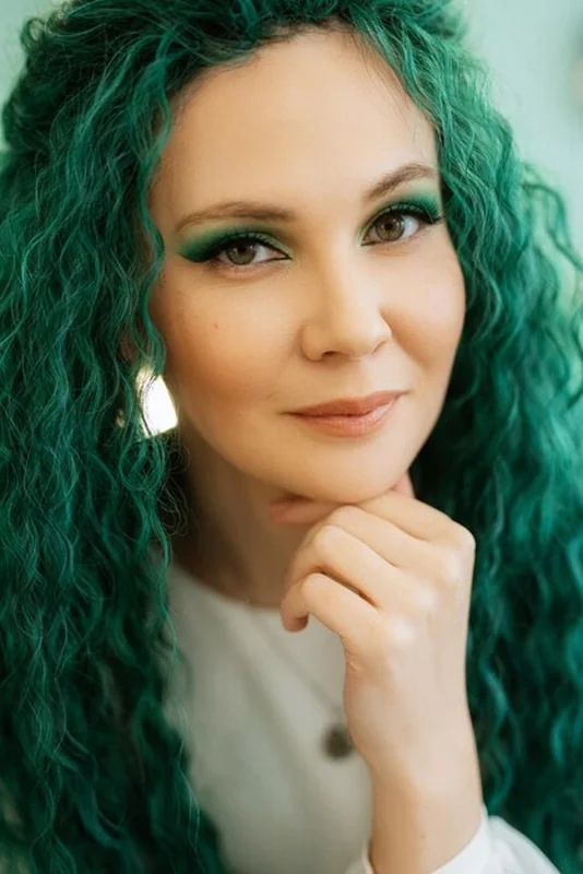 Portret panny młodej z zielonymi kręconymi włosami w pokoju piękności