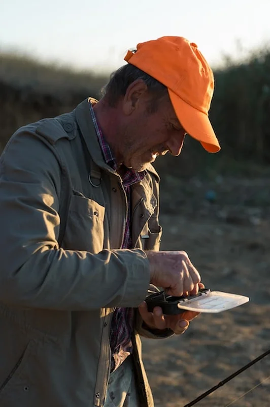 Rybak zakłada przynętę silikonową podczas wędkowania jigowego