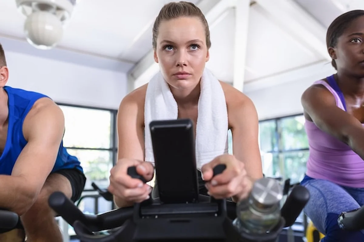 Kobieta ćwicząca na rowerze w centrum fitness
