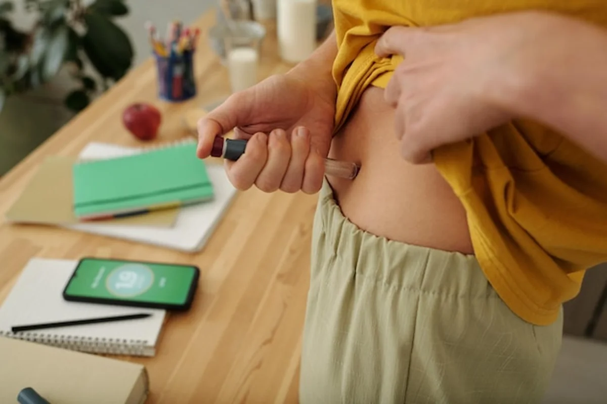 Kobieta z cukrzycą wstrzykująca insulinę