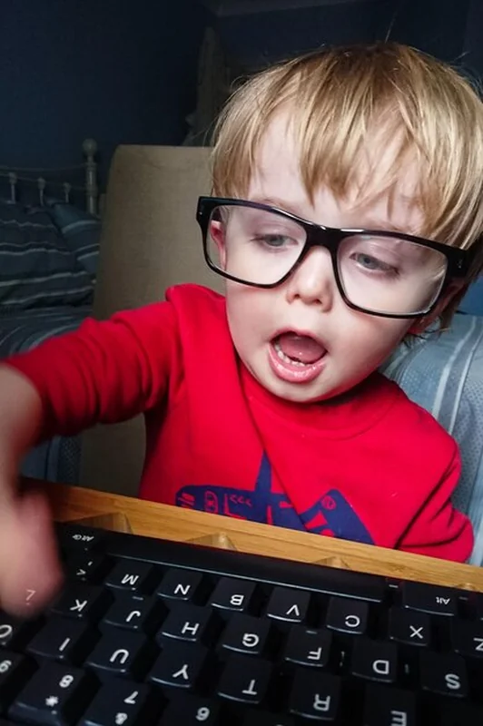 Portret chłopca pracującego w domu