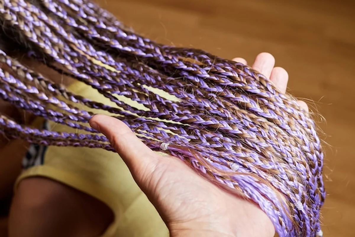 Dziewczyna z warkoczami w stylu afrykańskim