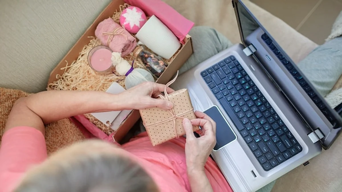 Kobieta rozpakowująca pudełko z naturalnymi kosmetykami na Walentynki i Dzień Matki
