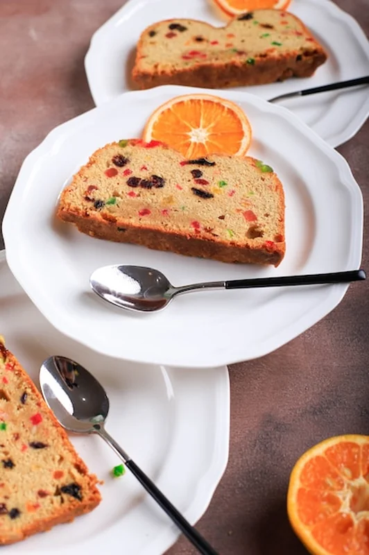 Domowy pudding rumowy z suszonymi owocami na brązowym stole cementowym