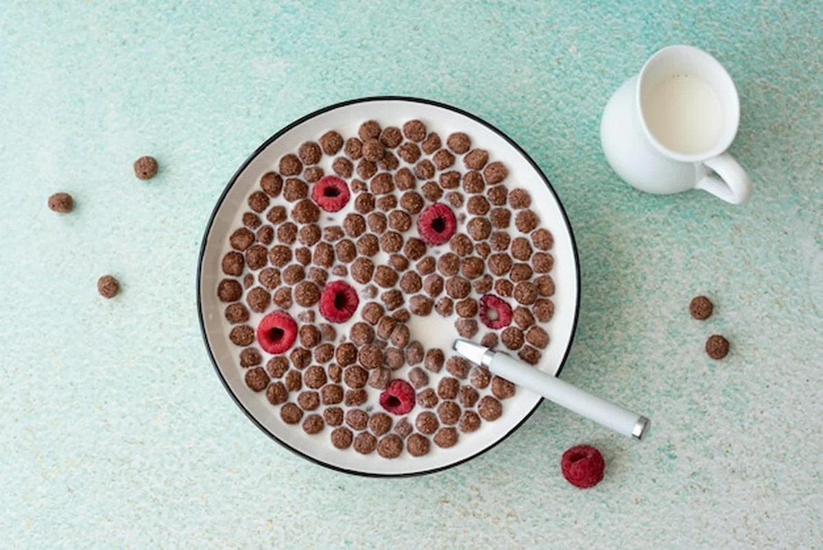 Czekoladowe płatki kukurydziane z mlekiem i malinami