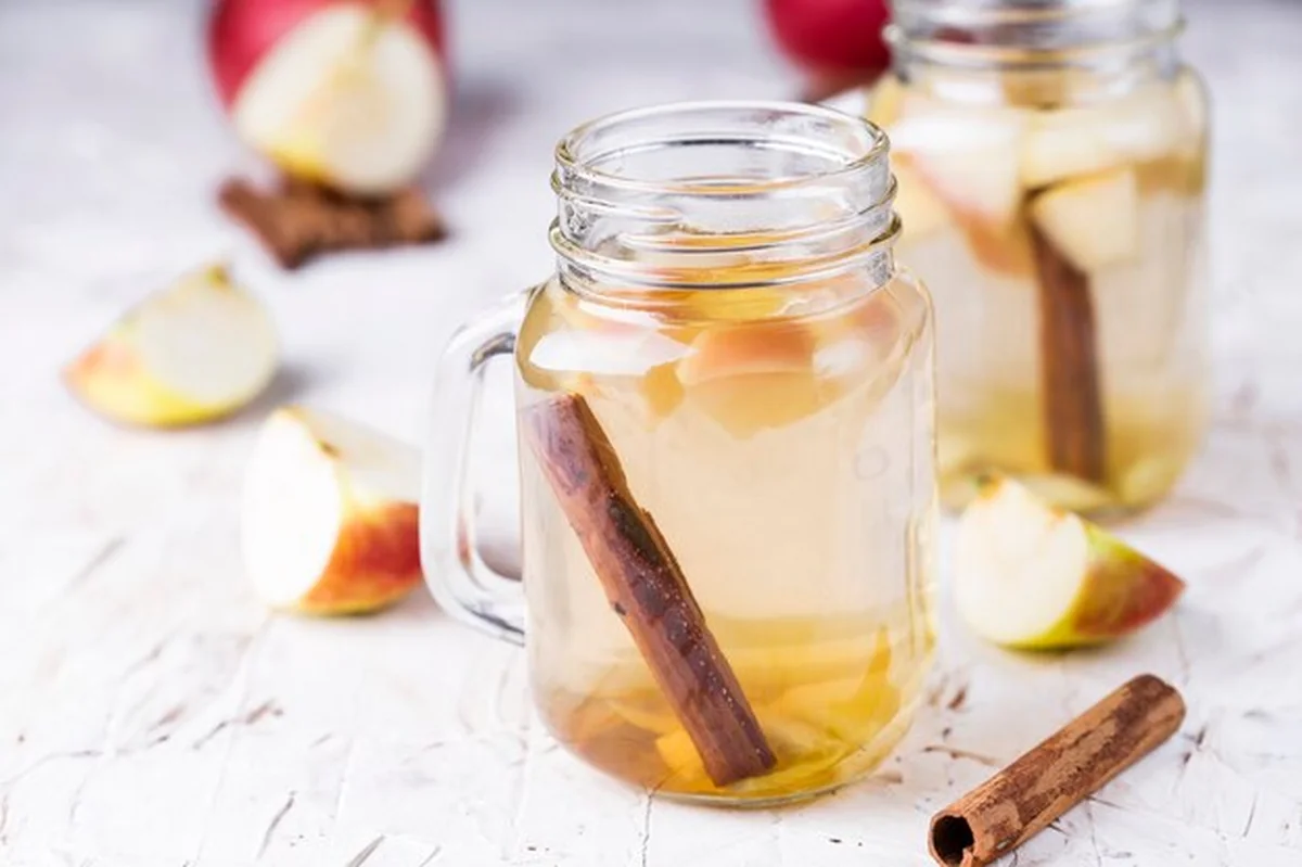 Orzeźwiająca lemoniada z jabłkiem, imbirem i cynamonem