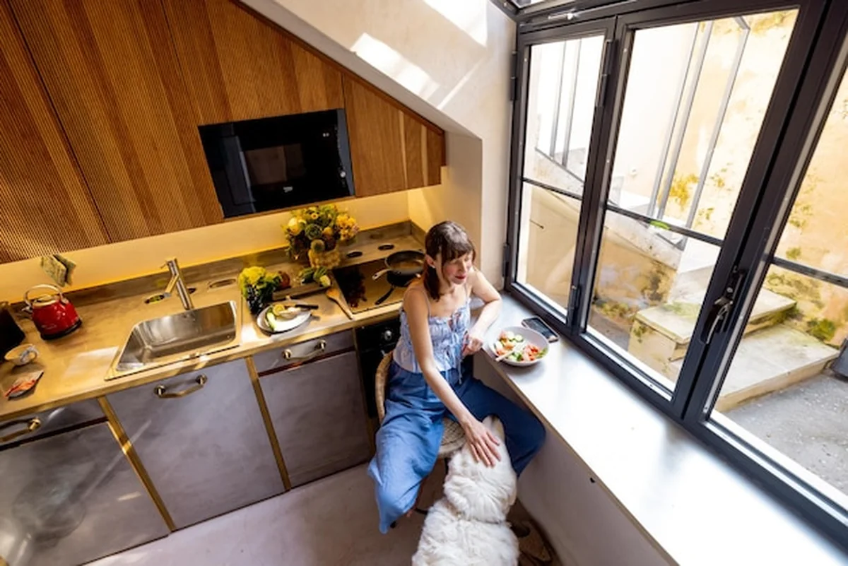 Poranna rutyna w słonecznej kuchni z psem