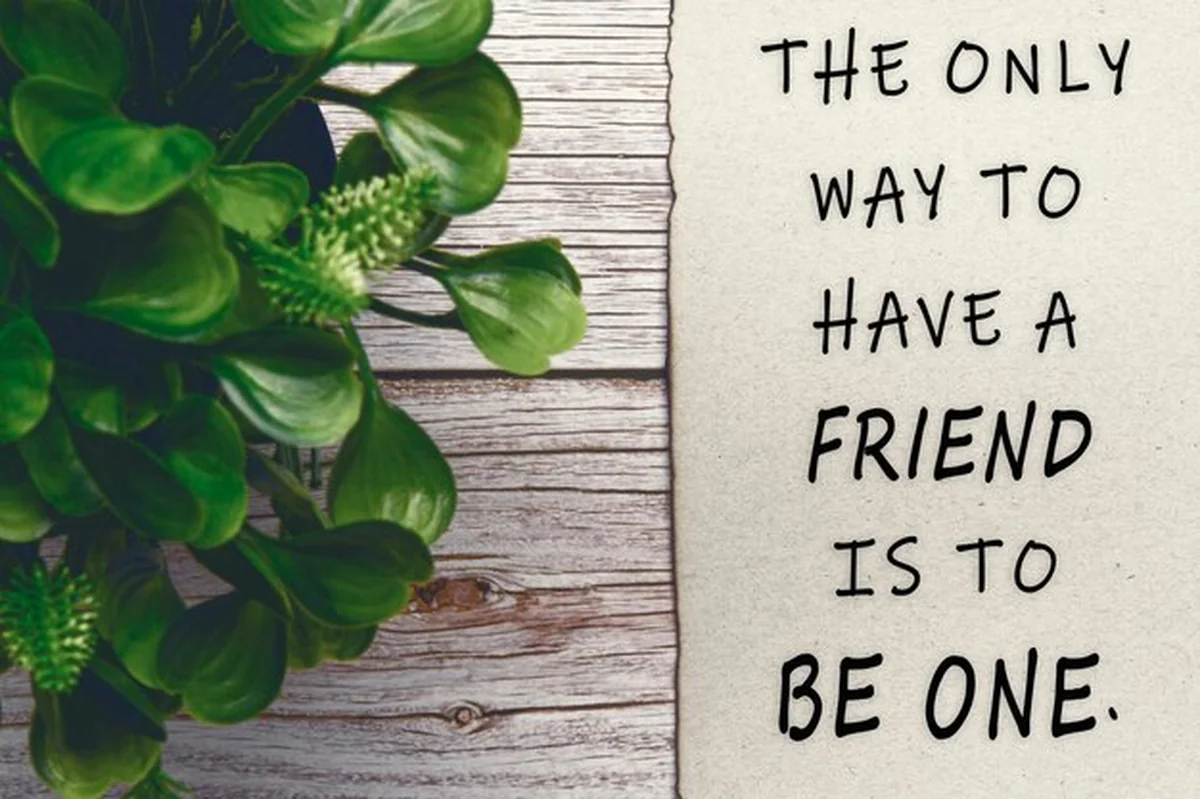 Motywujący cytat na spalonym papierze na drewnianym biurku