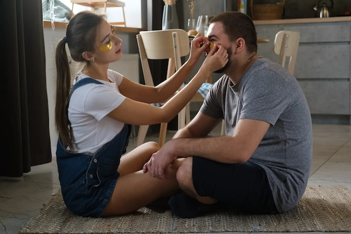 Młoda para dbająca o siebie w domu