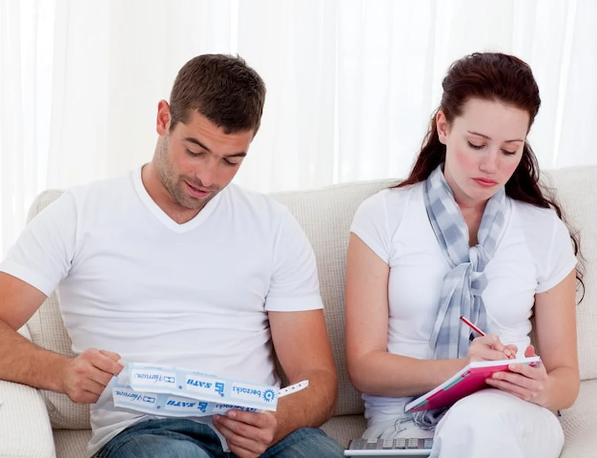 Para studiująca ich budżet