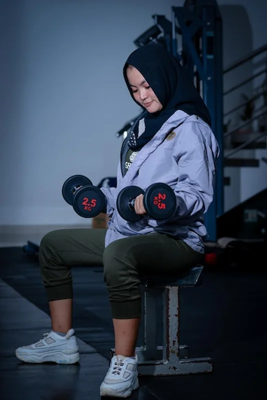 Młoda kobieta ćwicząca na siłowni