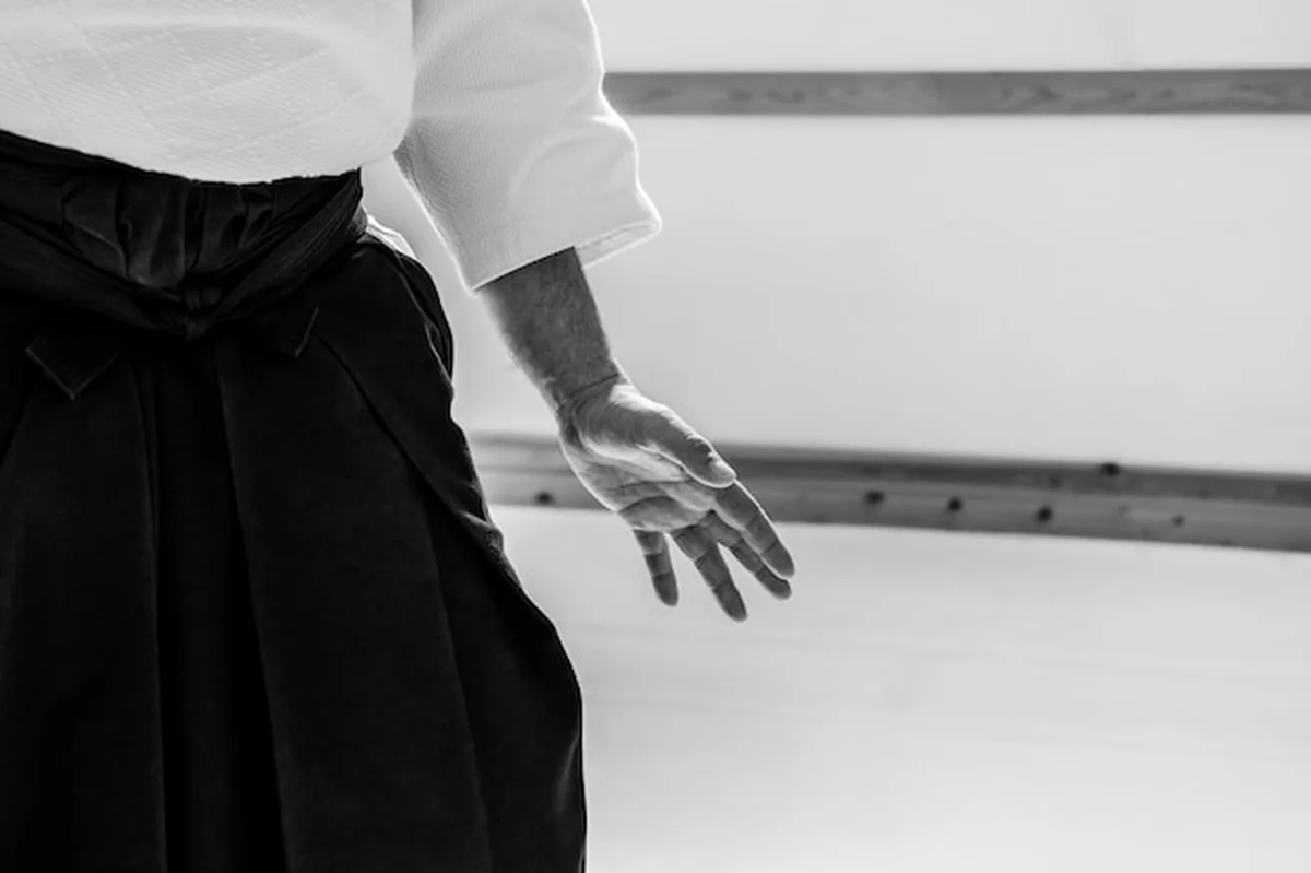 Mężczyzna ćwiczący aikido w dojo