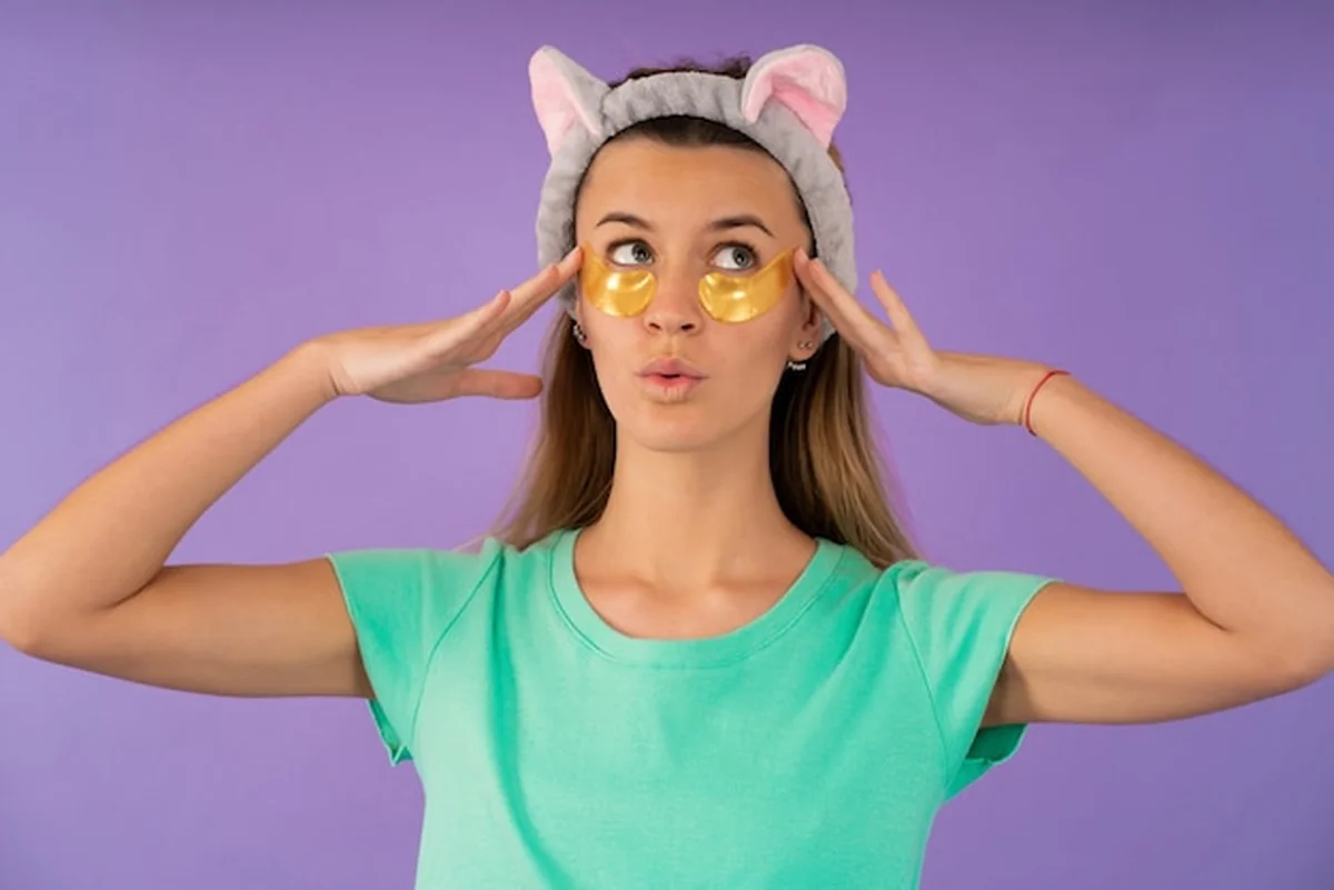 Młoda kobieta z przepaskami pod oczami na białym tle