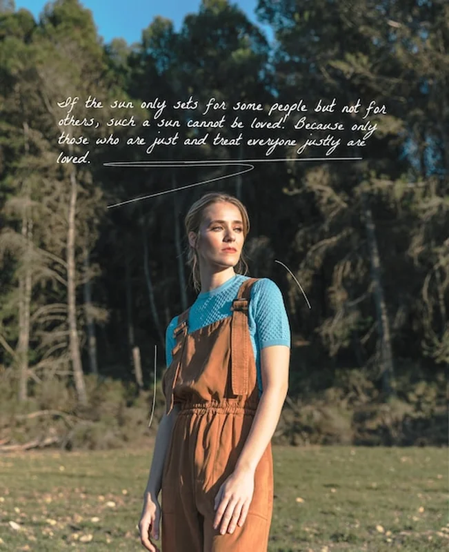 Portret osoby z ręcznie napisanym tekstem