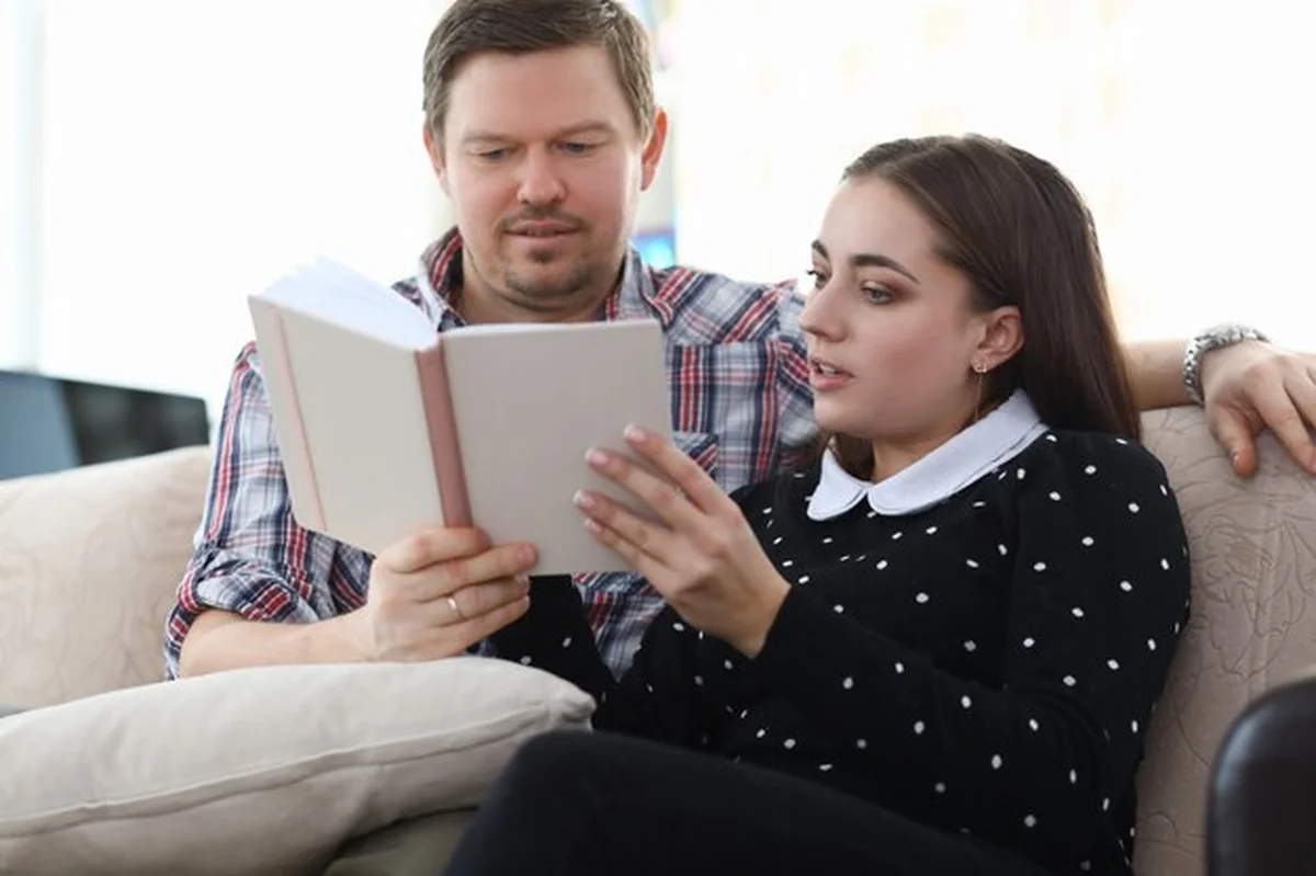 Mąż i żona czytają książkę