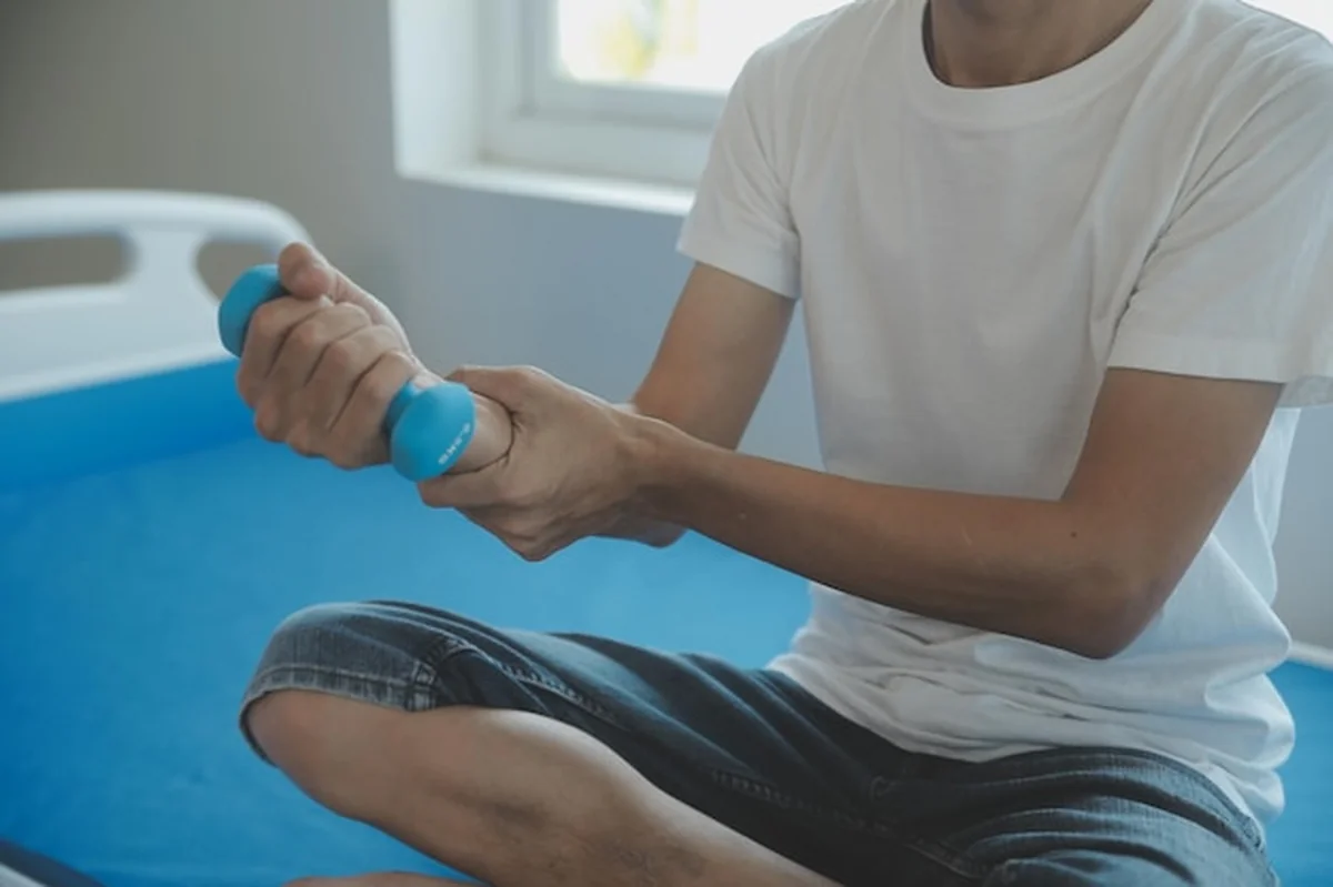 Lekarz bada ból pleców i kręgosłupa w ośrodku rehabilitacji