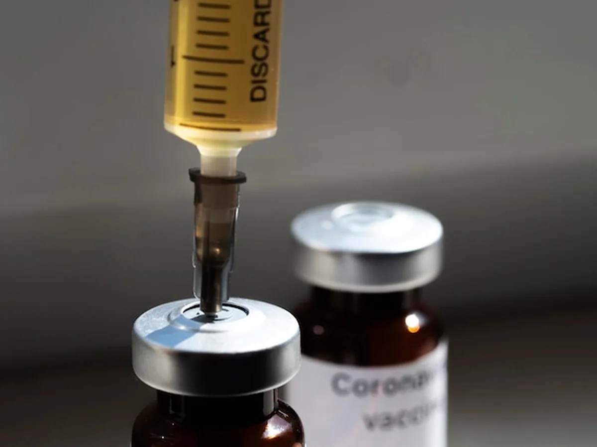 Zbliżenie strzykawki do butelki