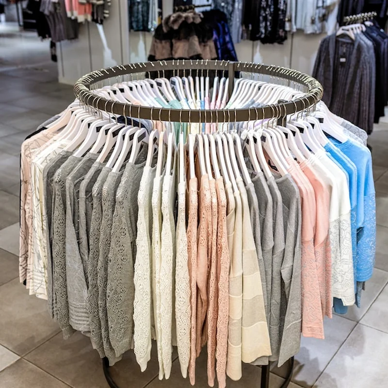 Polecane sklepy internetowe z ubraniami – ranking modnych odzieży