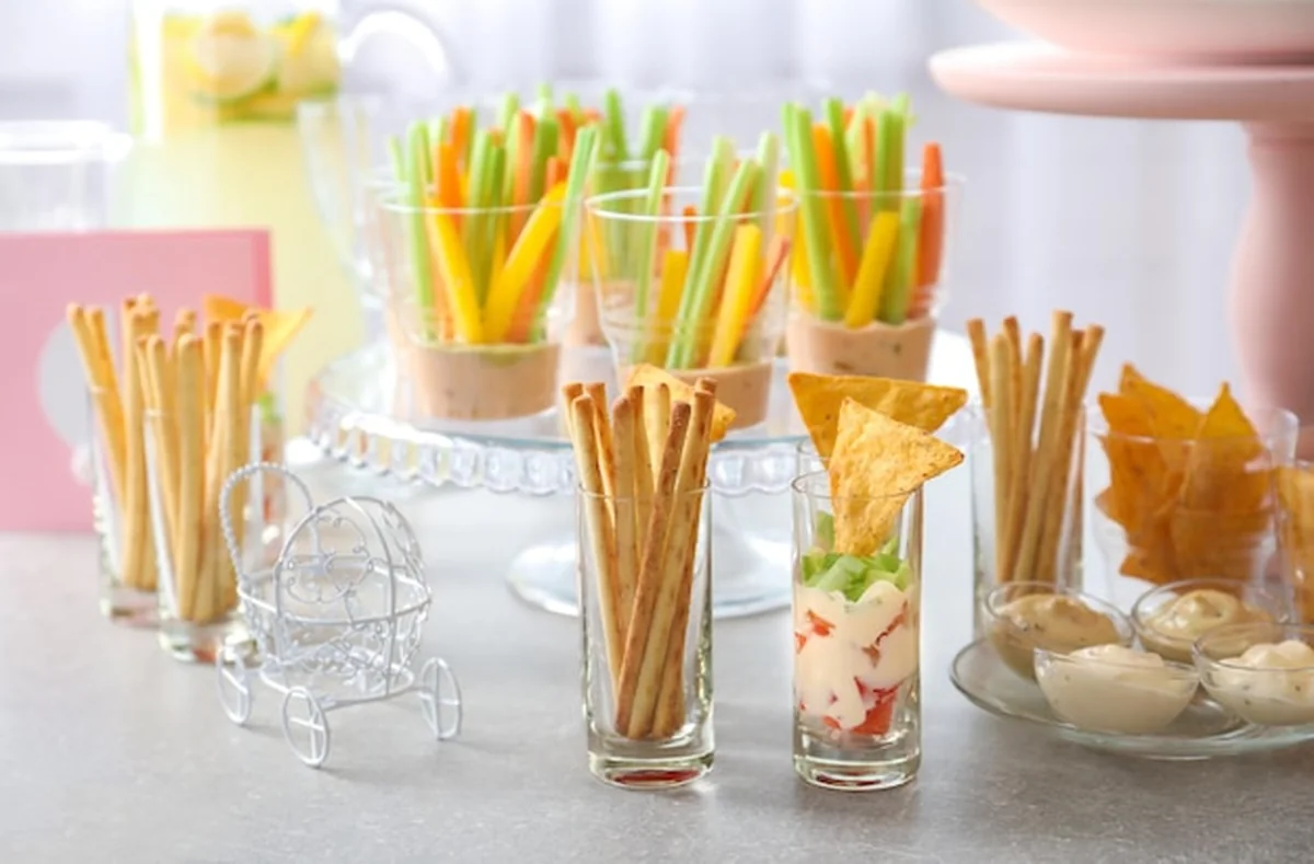 Smaczne jedzenie na stole baby shower