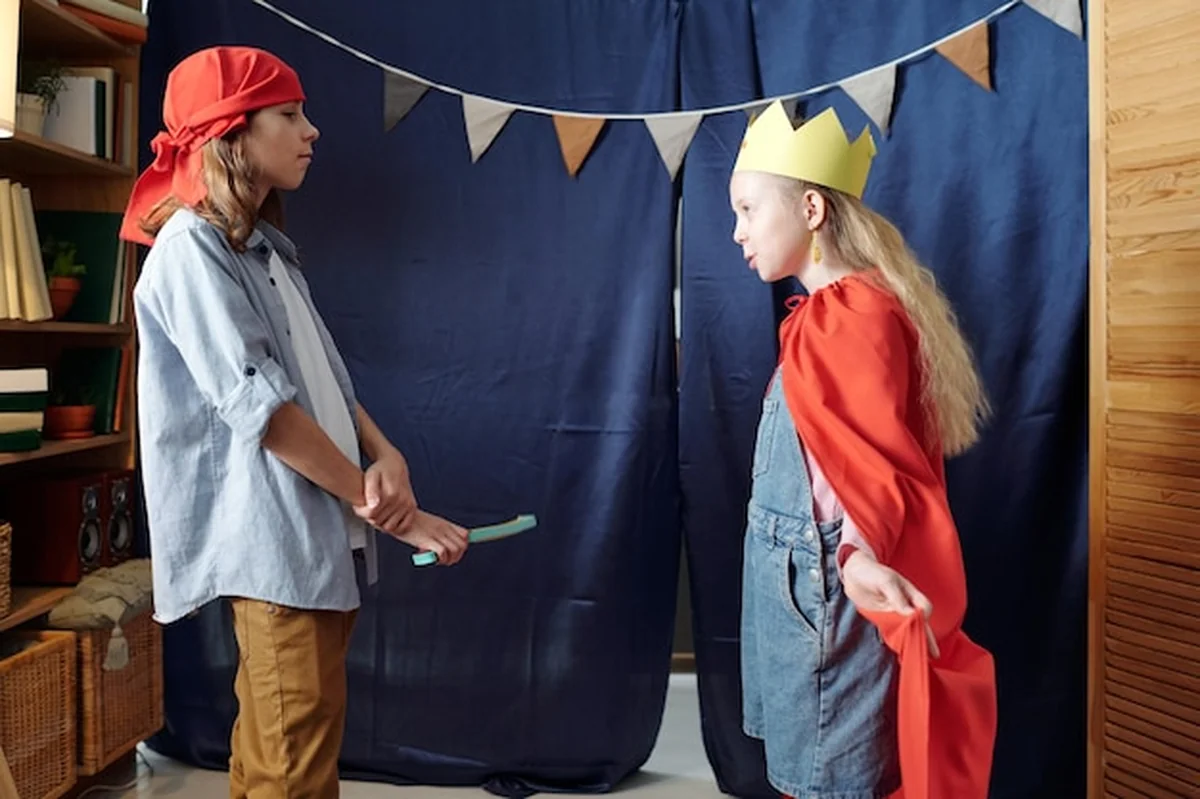 Dzieci bawiące się w domowych kostiumach w ciągu dnia