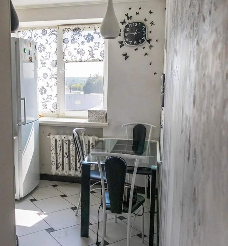 Zbliżenie nowoczesnej kuchni w mieszkaniu z projektem wnętrz