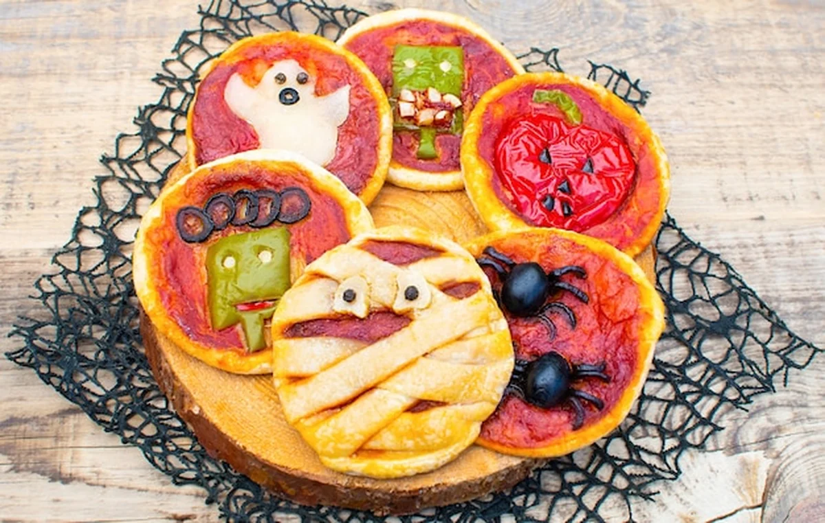 Halloweenowa mini pizza z serowymi oliwkami i keczupem