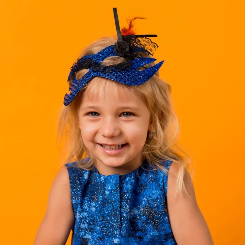 Mała buźka w kostiumie z maską